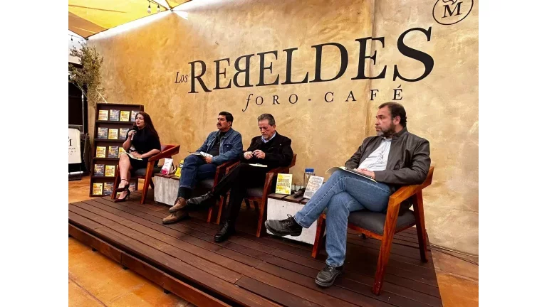 José Manuel Valenzuela presentó su libro “Corridos tumbados” en Sándor Márai Librería